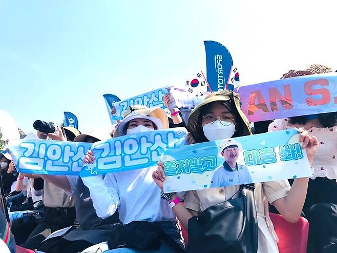 팬들이 22일 광주여대에서 열린 세계양궁연맹 양궁 월드컵 여자단체 결승에서 안산을 응원하고 있다. 광주/이준희 기자