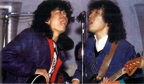 들국화의 전인권(왼쪽)과 최성원. 을유문화사 제공