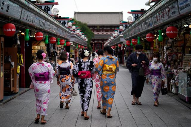 지난 2020년 7월 도쿄의 관광지 아카사카 거리에서 관광객이 지나가고 있다. 일본 정부는 다음달 10일부터 관광객 입국을 수용하기로 했다. 도쿄=AP 연합뉴스