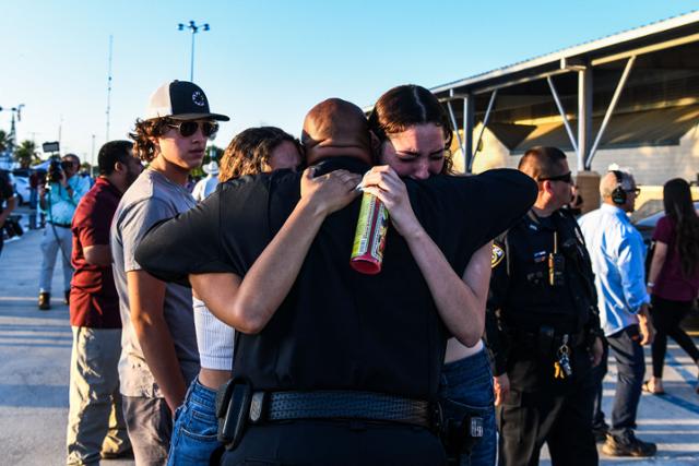 텍사스주 유밸디 롭 초등학교 총기 난사 사건 희생자를 추모하는 참석자들이 25일(현지시간) 열린 행사에서 서로를 포옹하고 있다. 유밸디=AFP 연합뉴스