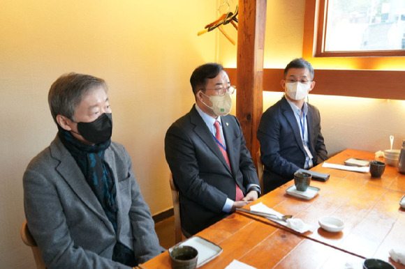 23일 과학기술교육 분과 박성중 간사, 김창경(사진 왼쪽에서 첫 번째), 남기태 위원이 안철수 인수위원장과 오찬 겸 업무회의를 하고 있다. 2022.03.23. [사진=인수위 제공]
