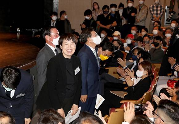 김은혜 후보가 지난 18일 경기도 수원시 경기아트센터에서 열린 ‘경기도 체육인 한마당’에 참가해 경기도 체육인들에게 인사를 하고 있다. [사진=김은혜 경기도지사 후보캠프]