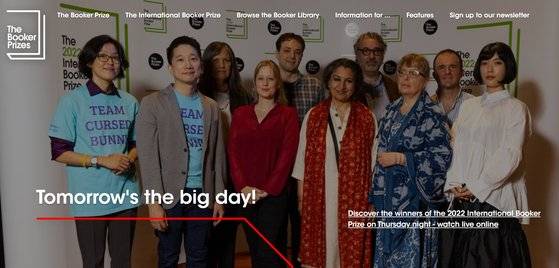 2022 부커상 홈페이지는 최종 후보자들의 사진을 올리며 시상식 전 분위기를 띄웠다. 정보라 작가와 번역가 안톤 허는 '팀 저주토끼' 글씨가 프린트 된 티셔츠를 맞춰입고 사전행사인 낭독회에 참석해 사진을 찍었다. 홈페이지 캡쳐