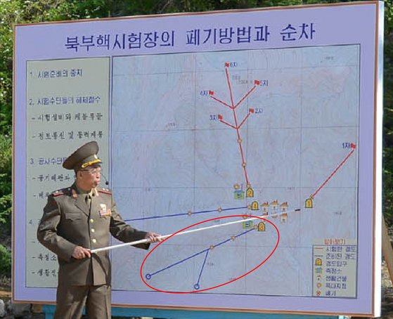 북한이 4년 전 폭파된 풍계리 핵실험장 갱도 가운데 '3번 갱도'(붉은색 원)에서 7차 핵실험을 준비 중인 것으로 나타났다. 사진은 2018년 5월 24일 외신을 초청해 갱도를 폭파할 당시 북한이 공개한 갱도 지도. 연합뉴스