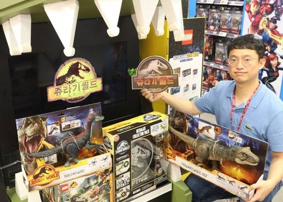 서울 잠실 제타플렉스 토이저러스 매장에서 쥬라기월드 단독 상품을 들고 있는 박기택 상품기획자. 토이저러스는 쥬라기월드 개봉을 앞두고 단독 상품을 출시했다. [사진 롯데마트]