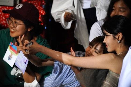 이지은이 칸영화제 레드카펫 행사를 찾아온 팬들과 사진을 찍고 있다. [epa=연합]