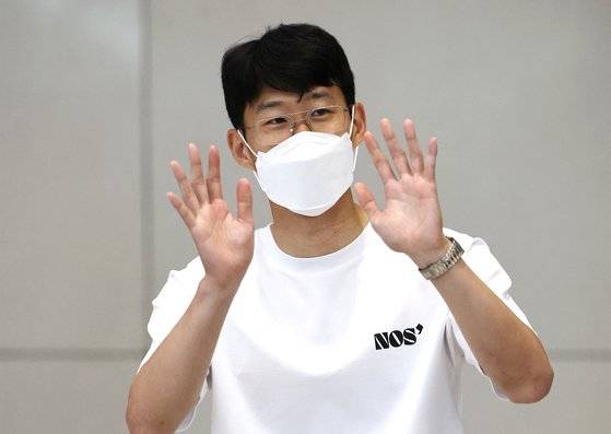 2021~2022 시즌 잉글랜드 프리미어리그(EPL) 득점왕을 차지한 손흥민(토트넘 홋스퍼)이 지난 24일 오후 인천국제공항 제2여객터미널을 통해 입국하며 인사하고 있다. 연합뉴스