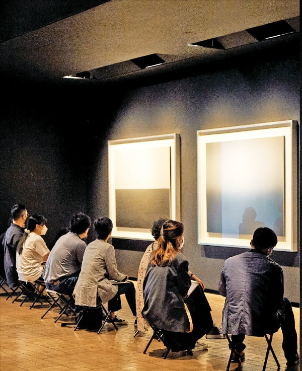 국내 최초 ‘슬로 아트’ 프로젝트인 리움 ‘다르게 보기’ 프로그램에 참가한 관람객들이 스기모토 히로시의 작품을 감상하고 있다.  /리움미술관 제공