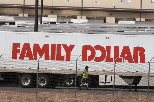 미국 유타주 세인트조지의 한 패밀리달러 유통 센터에 트럭이 주차되어있다. |AFP연합뉴스