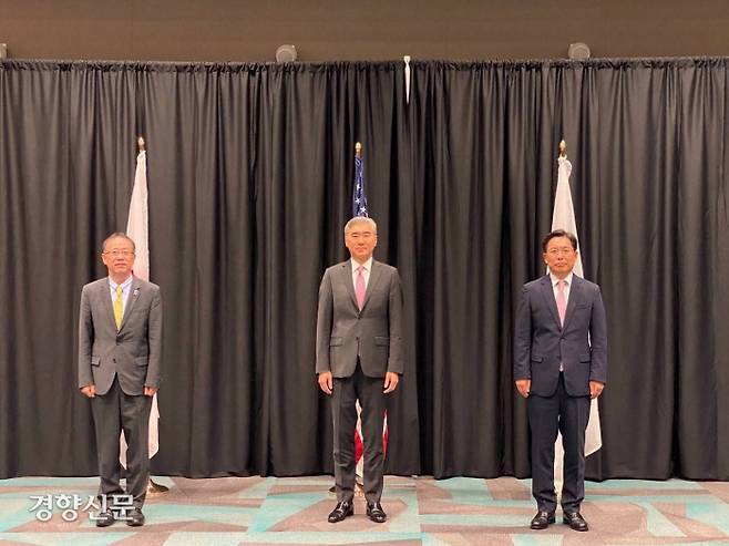 지난 2월 하와이 호놀룰루에서 열린 한미일 북핵 수석대표 협의에서 3국 대표들이 회의에 앞서 기념촬영을 하고 있다./외교부 제공