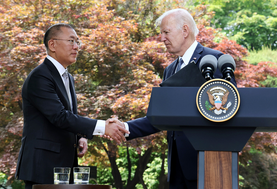 Hyundai Motor Group Chairman Euisun Chung shakes hands with U.S. President Joe Biden during a meeting held at the Grand Hyatt Hotel in Yongsan, central Seoul, on May 22. [YONHAP]