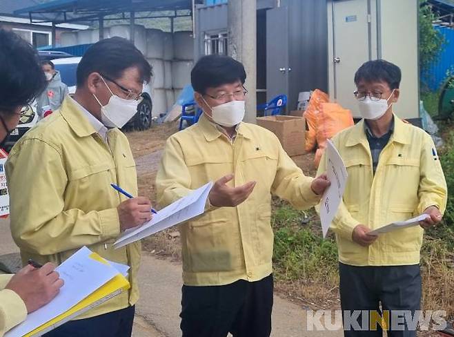 최복수 강원도 행정부지사가 27일 강원도 홍천군 관내 아프리카돼지열병(ASF) 발생농장을 방문해 현장 점검을 하고 있다. (강원도 제공)