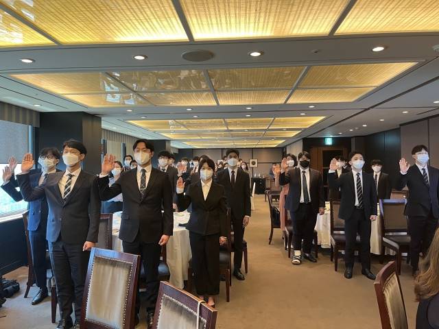 서울신대 전액장학금운동본부가 선발한 2기 장학생들이 27일 서울 영등포구 63스퀘어에서 장학생의 의무와 책임에 대해 서약하고 있다.