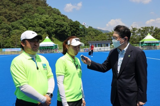 심판 대상 음주 측정을 하는 이상현 대한하키협회장(오른쪽)
[대한하키협회 제공]