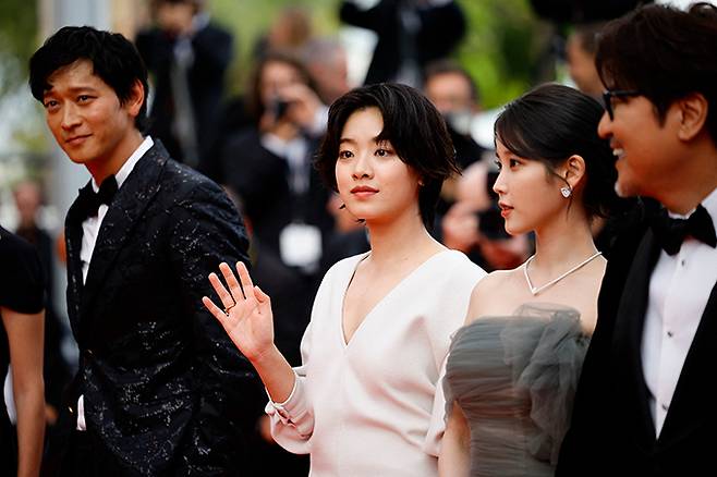 ((왼쪽부터)제74회 칸 국제 영화제에 참석한 영화 '브로커'의 배우 강동원, 이주영, 아이유(이지은), 송강호/Reuters/뉴스1