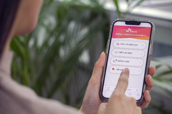 SK텔레콤이 26일 한국능률협회컨설팅 주관 서비스품질지수 콜센터 부문 조사에서 10년 연속 '한국의 우수콜센터'로 선정됐다고 밝혔다. /사진=SK텔레콤