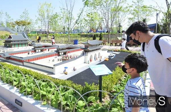 오는 28일은 전국이 대체로 맑은 날씨가 이어질 전망이다. 사진은 지난 5일 개장한 강원 춘천 레고랜드코리아리조트의 모습. /사진=장동규 기자