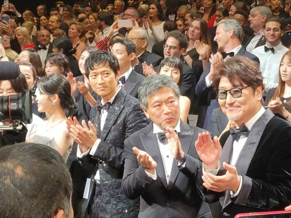 브로커 공식상영