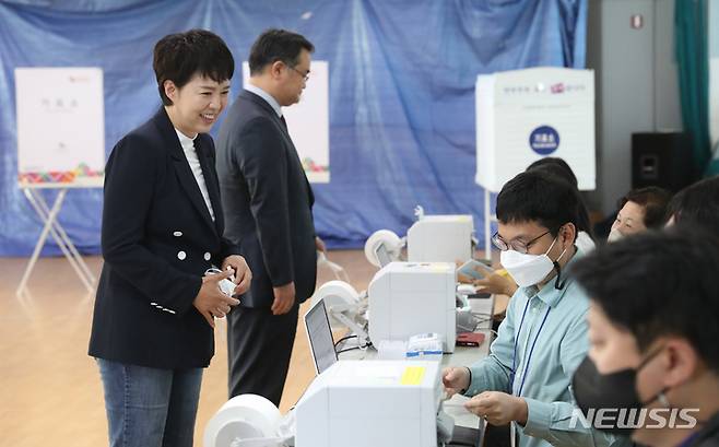 [성남=뉴시스] 국회사진기자단 = 김은혜 국민의힘 경기도지사 후보가 27일 오전 경기 분당구 운중동 행정복지센터에 마련된 사전투표소에서 신원확인을 위해 마스크를 벗고 있다. 2022.05.27. photo@newsis.com