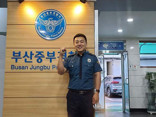 [부산=뉴시스] 부산중부경찰서 강대웅 경장. (사진=부산경찰청 제공) *재판매 및 DB 금지