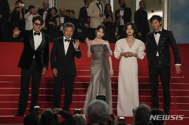 [칸=AP/뉴시스] 영화 '브로커' 감독과 출연진이 26일(현지시간) 프랑스 칸에서 열린 제75회 칸 국제영화제 '브로커' 공식 시사회에 도착해 레드 카펫에 올라 포토타임을 갖고 있다. 왼쪽부터 배우 송강호, 감독 고레에다 히로카즈, 배우 이지은(아이유), 이주영, 강동원. 2022.05.27.