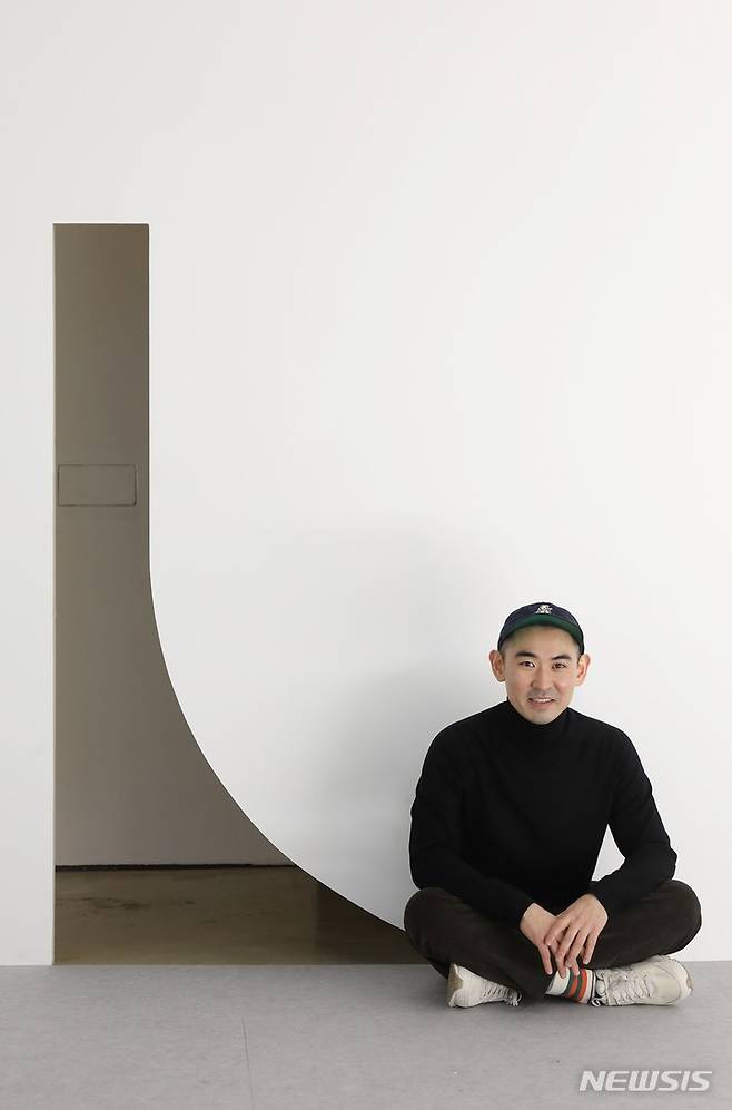 [서울=뉴시스]제34회 청년조각상 수상자 오종 작가. 홍익대에서 조소를 전공했고 뉴욕의 스쿨오브비주얼아트에서 순수미술로 석사학위를 받았다. 졸업 이듬해인 2012년부터 뉴욕, 베를린, 멕시코시티, 비엔나, 라이프니치, 마드리드, 싱가폴 등지와 국내의 미술관에서 다수의 개인전을 열었다. 작가는 다양한 국가에서 운영하는 레지던시에 거주하며 작업을 진행하면서 국제적인 무대에서 두각을 보이고 있다. 오종의 작업은 텅 빈 전시관 공간에 실, 낚시줄, 금속봉, 연필선, 아크릴판 등의 재료를 사용해 기하학적인 도형을 연출해 내는 방식이 주를 이룬다. 세밀하고 치밀한 선이 만들어내는 공간은 가상현실의 시각 체험을 선사하며, 여기에 사진과 오브제가 더해지면서 증강현실의 경험마저 안겨준다는 점이 주목되었다.