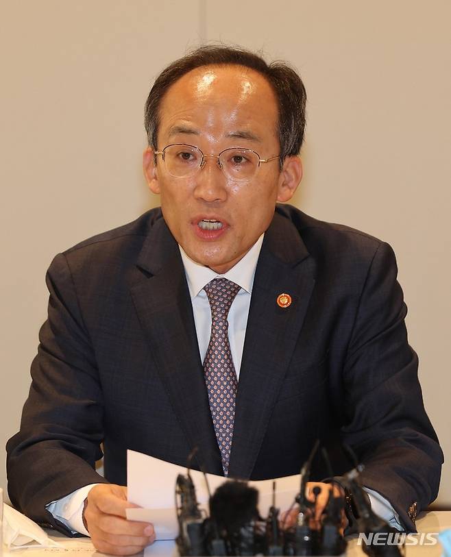 [서울=뉴시스] 이영환 기자 = 추경호 경제부총리 겸 기획재정부 장관이 27일 오전 서울 중구 은행회관에서 열린 금융기관 간담회에서 발언하고 있다. (공동취재사진) 2022.05.27. photo@newsis.com