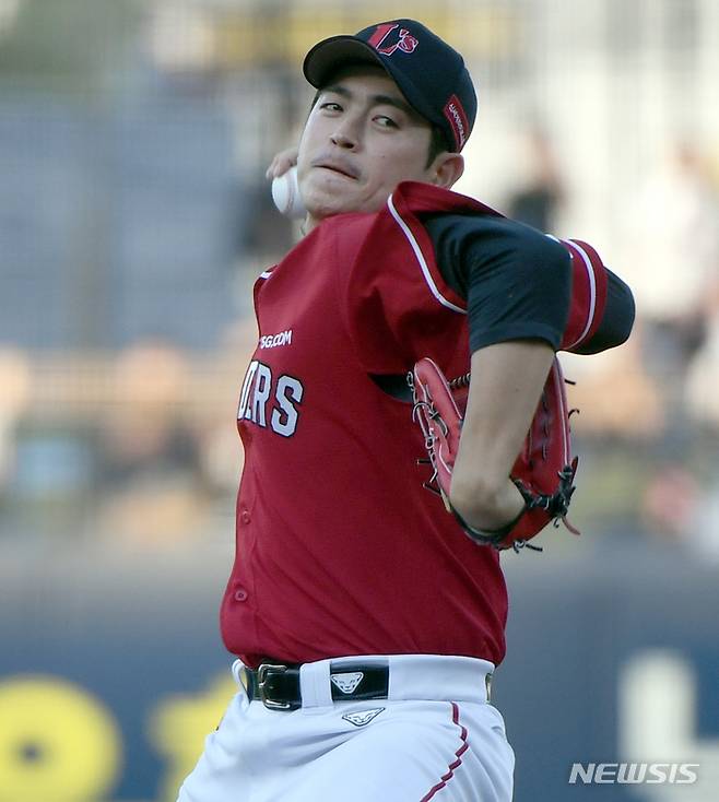 [광주=뉴시스] 류형근 기자 = 27일 오후 광주 북구 광주-기아챔피언스필드에서 열린 2022프로야구 KIA 타이거즈 대 SSG 랜더스의 경기, 1회말 무사에서 SSG 선발투수 이태양이 역투하고 있다. 2022.05.27. hgryu77@newsis.com
