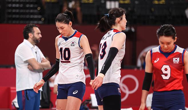 도쿄올림픽 당시 김연경(왼쪽)과 박정아의 하이 파이브. 연합뉴스