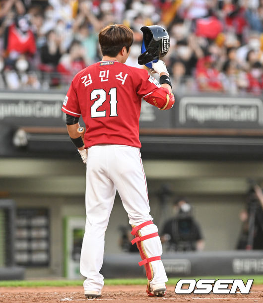 [OSEN=광주,박준형 기자] 27일 오후 광주기아챔피언스필드에서 ‘2022 신한은행 SOL KBO리그’ KIA 타이거즈와 SSG 랜더스의 경기가 진행됐다.3회초 SSG 김민식이 KIA 팬들에게 인사를 하고 있다. 2022.05.27 / soul1014@osen.co.kr