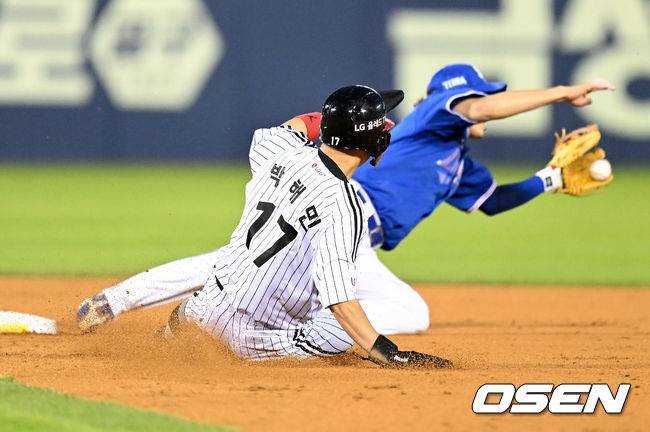 [OSEN=잠실, 지형준 기자]5회말 1사 1,2루에서 LG 박해민이 김현수의 2루땅볼에 삼성 김지찬의 송구 실책으로 오선진에 앞서 세이프되고 있다. 2022.05.27 /jpnews@osen.co.kr