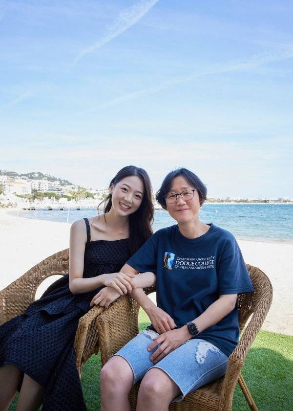 영화 ‘다음 소희’를 주연한 김시은(왼쪽)과 정주리 감독이 26일(한국시간) 프랑스 칸 팔레 데 페스티벌에서 열린 인터뷰에 앞서 포즈를 취하고 있다. 사진제공｜트윈플러스파트너스