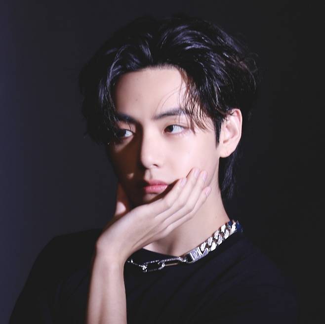 태태is뭔들♡ 방탄소년단 뷔, '제복 콘셉트 보고 싶은 남돌' 1위