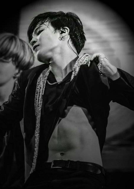 'PERFECT JIMIN' 방탄소년단 지민, 팬심 강타 놀라운 근육질 몸매..美매체 극찬