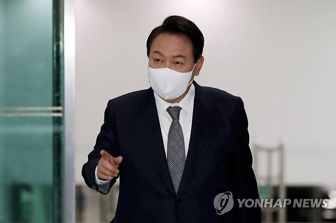 출근하는 윤석열 대통령 (서울=연합뉴스) 서명곤 기자 = 윤석열 대통령이 27일 오전 용산 대통령실 청사로 출근하고 있다. 2022.5.27 [대통령실통신사진기자단] seephoto@yna.co.kr