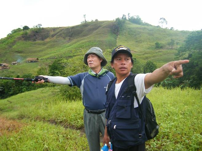 공장문을 닫고 정신력을 테스트하기 위해 걷기에 나섰던 이원주 회장(왼쪽) [본인 제공]