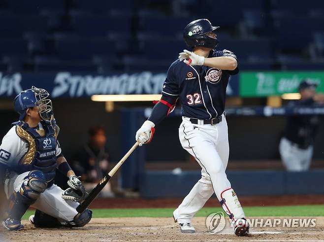 두산 김재환의 스윙 [연합뉴스 자료사진]