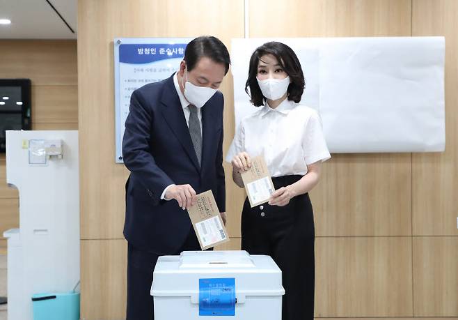 윤석열 대통령과 김건희 여사가  6·1 전국동시지방선거 사전투표 첫날인  27일 서울 용산구 용산구의회에 마련된 사전투표소에서 투표를 하고 있다. (사진=연합뉴스)