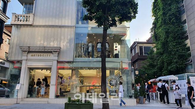 ▲지난 27일 서울 신사동 가로수길 ‘빌라 디 메트로시티’ 전경. (사진=백주아 기자)