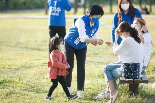 거리 유세에 나선 임미애 더불어민주당 경북지사 후보가 유권자들에게 명함을 건네며 인사를 하고 있다. (임미애 후보 페이스북)