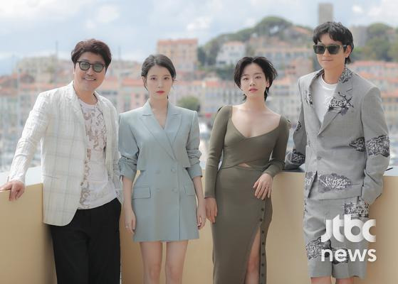 제75회 칸영화제(Cannes Film Festival) 경쟁부문 초청작 '브로커(고레에다 히로카즈 감독)' 팀이 27일 오후(현지시간) 현지에서 국내 취재진과 인터뷰를 진행했다. | 칸(프랑스)=박세완 park.sewan@joongang.co.kr 〈사진=JTBC엔터뉴스〉