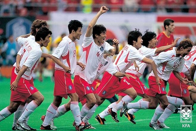 2002년 한일 월드컵에서 스페인과의 승부차기서 승리한 태극전사들이 환호하고 있다.  (대한축구협회 제공) © 뉴스1