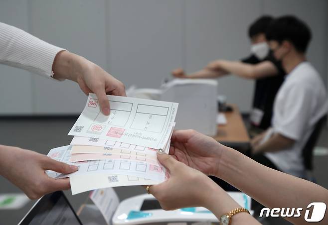 제8회 전국동시지방선거 사전투표를 하루 앞둔 26일 부산시 연제구 연제구청에서 연제구청 직원들이 모의 사전투표 시연을 하고 있다. 2022.5.26/뉴스1 © News1 김영훈 기자