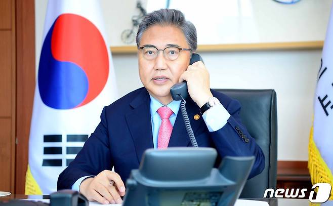박진 외교부 장관이 25일 토니 블링컨 미국 국무부 장관과 전화통화를 하고 있다.(외교부 제공)© 뉴스1