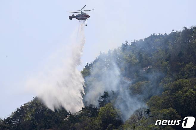 산림청 소속 진화헬기(사진은 기사 내용과 무관함) 뉴스1DB