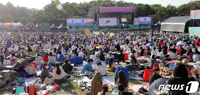 지난 27일 서울 송파구 올림픽공원 88잔디마당에서 진행된 서울재즈페스티벌 2022를 찾은 관람객들이 공연장을 가득 메우고 있다. 2022.5.27/뉴스1 © News1 장수영 기자