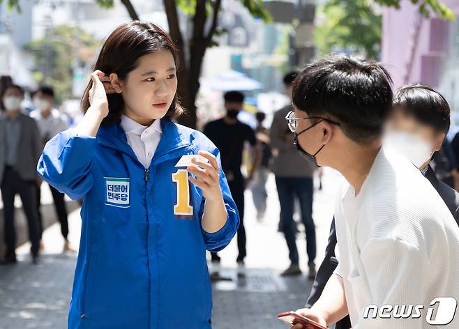 박지현 더불어민주당 상임선대위원장이 28일 오후 서울 서대문구 신촌 일대에서 박운기 서대문구청장 후보 지원유세를 마친 후 시민들과 대화하고 있다. 2022.5.28/뉴스1 © News1 이재명 기자