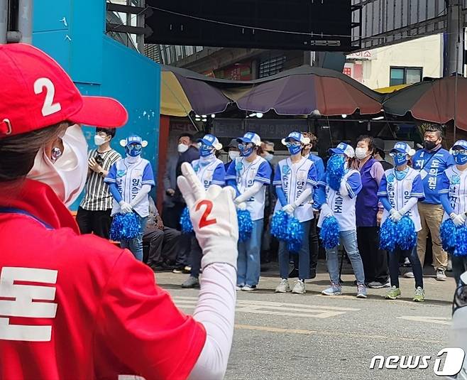 지방선거를 나흘 앞둔 28일, 충남도지사 후보들이 천안중앙시장에서 맞대결을 펼쳤다. © 뉴스1