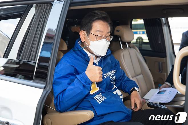이재명 더불어민주당 인천 계양을 국회의원 후보가 27일 인천 경인교대입구역에서 출근길 인사를 마친 후 사전투표소로 이동하며 엄지를 들어보이고 있다. 2022.5.27/뉴스1 © News1 유승관 기자
