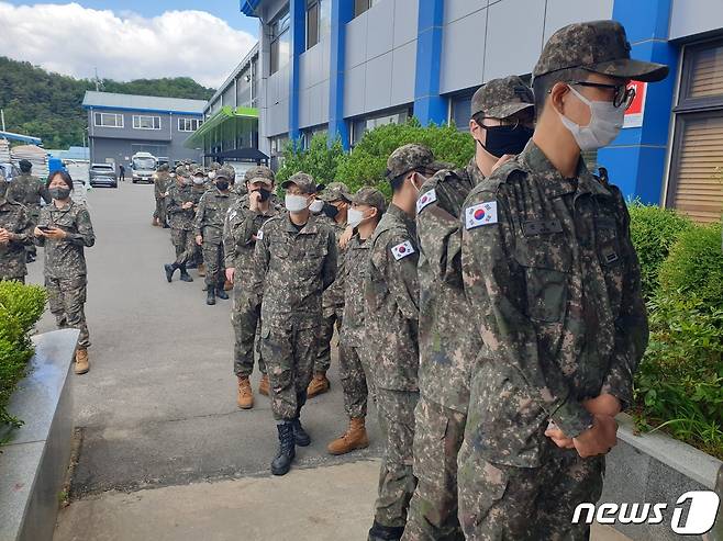 6.1 지방선거 사전투표 첫날인 27일 오전 강원 춘천시 신북읍 사전투표소를 찾은 육군 2군단 소속 장병들이 투표를 위해 줄을 서 있다. 2022.5.27/뉴스1 © News1 이종재 기자